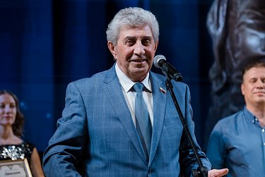 Сергей Грачев вручил награды врачам